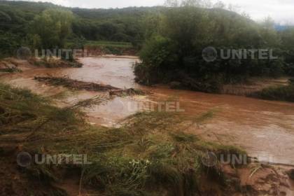 Santa Cruz: un río se desborda en Quirusillas y cubre sembradíos de frejol y maíz 