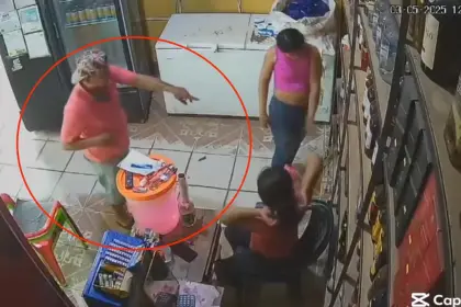 Video: Captan a un hombre que robó tarjetas telefónicas tras distraer a la vendedora de una licorería 