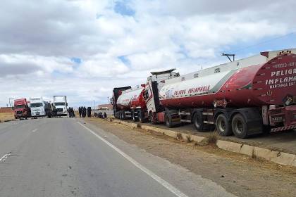Bloqueo en la carretera La Paz - Oruro: Conductores de cisternas instalaron una protesta en Apacheta