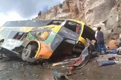 Tragedia en Potosí: Sube a 14 la cifra de muertos y ya son 29 los heridos tras el choque de bus con una peña 