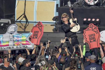Green Day encendió el inicio del Super Bowl con un breve show de sus éxitos