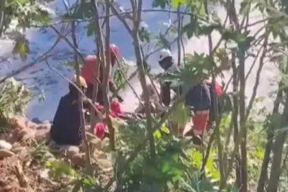Rescatan un cuerpo sin vida que fue encontrado en un canal de drenaje en Santa Cruz 