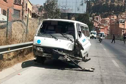 Choque múltiple en la autopista La Paz - El Alto deja ocho personas heridas 