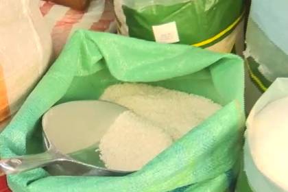 “Disminuyeron las ventas”: El quintal de arroz y harina sube en mercados de La Paz