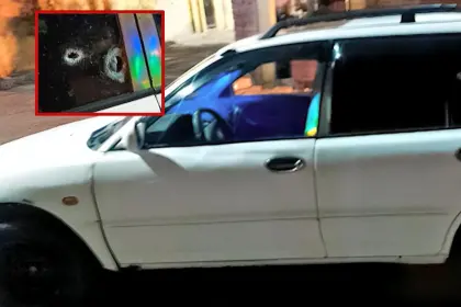 Atraco a taxista: Delincuentes disparan contra un vehículo cuando la víctima huía