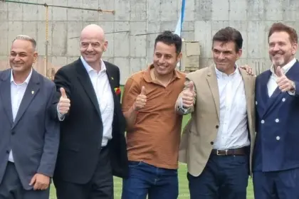 Presidente de FIFA felicita a Rodrigo Paz y Edmand Lara por su triunfo en balotaje