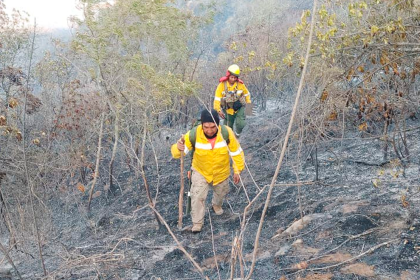 Tras descontrol del fuego, avión cisterna intenta sofocar incendios en Mairana, Quirusillas y Pampagrande 