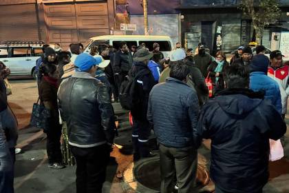Despachan cisternas desde Senkata, pero crecen las filas en los surtidores de La Paz 