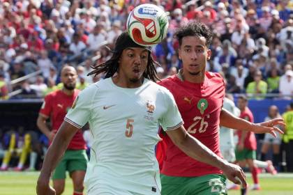 Minuto a minuto: Yassine Bounou tapa el penal de Kylian Mbappé (0-0)