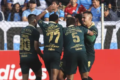 Bolívar logra una remontada agónica ante Blooming en un duelo con ‘lluvia de expulsados’