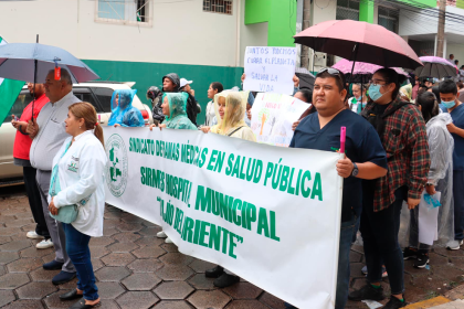 Sector salud de Santa Cruz no levanta paro; niega que la Alcaldía haya pasado salarios