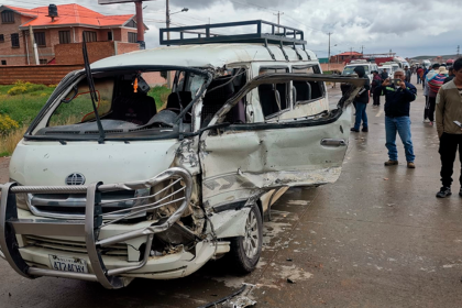 Camión y minibús chocan en carretera a Viacha dejando varias personas heridas 