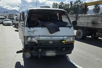 Dos adolescentes fueron atropellados por un minibús que se pasó el semáforo en rojo