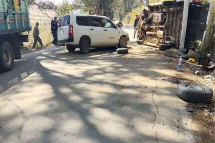 Dos muertos y 12 heridos tras choque frontal entre una vagoneta y un minibús