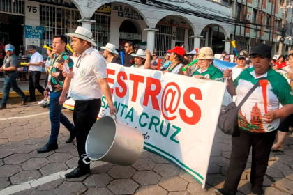 Maestros urbanos realizaron un ‘cacerolazo’ rechazando incremento en el precio de la canasta familiar 