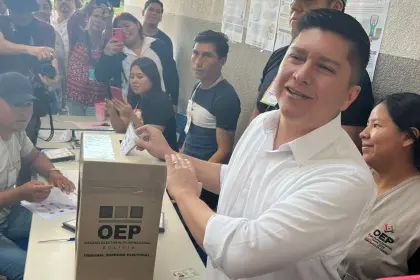 “Estamos iniciando una nueva era de transformación para los bolivianos”, dice Medrano al emitir su voto