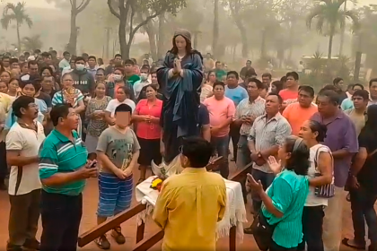 De rodillas, pobladores de Ascensión de Guarayos claman por una lluvia que sofoque los incendios forestales 