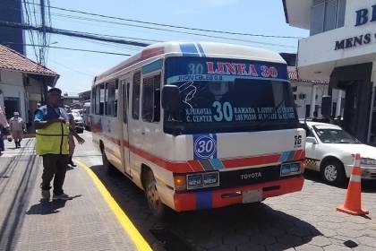 Reordenamiento: Alcaldía cruceña anuncia sanciones para micreros que no respeten paradas 