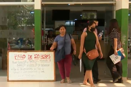 Pacientes con cáncer protestan por paro del sector salud que reclama pago de retroactivos 