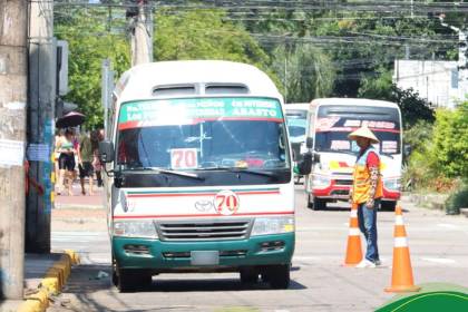 “No dan cambio, ni si quiera una pastilla”: hay pasajeros que dicen que en la práctica el pasaje es Bs 2,50