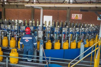 Un funcionario de YPFB y dos choferes son aprehendidos acusados de robar garrafas con gas de Senkata