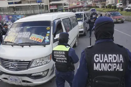 La Paz: Ante paro de choferes por pasajes, la Alcaldía advierte con sanciones y espera diálogo este martes