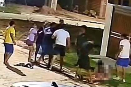 Video: Guardia de seguridad termina hospitalizado tras brutal golpiza de una turba en la Villa Primero de Mayo