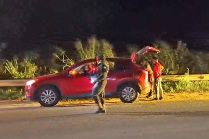 En escalada de violencia, policías realizan controles en la ciudad capital y los municipios cruceños