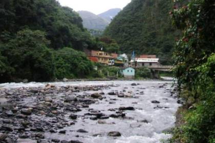 Hallan el segundo cuerpo de los tres mineros arrastrados por un río de los Yungas, dice Bomberos 