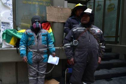 La Paz: Alcaldía paga una parte de los salarios a extrabajadores del relleno de Sak’a Churu para solucionar el conflicto