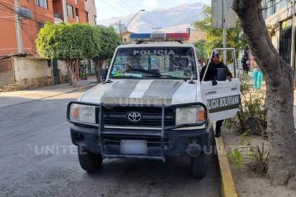 Disparan a una mujer en la puerta de su vivienda para robarle su cartera