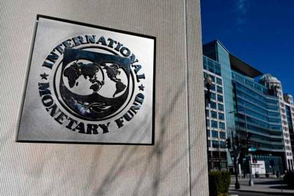 Según Bloomberg, Bolivia anunció a inversores que un acuerdo con el FMI y la unificación cambiaria están cerca 