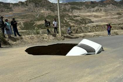 La Paz: Un auto cae a un enorme hueco que se formó en una vía en Achocalla