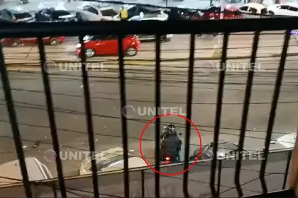 Sale a la luz video con delincuentes huyendo tras atraco a librecambista en un mercado de Santa Cruz