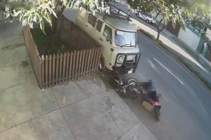 Cámara captó el momento en el que un vehículo impacta a dos motocicletas y deja cuatro heridos