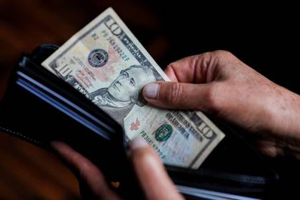 Dólar oficial cae por debajo de los Bs 11 y registra su mayor baja desde la vigencia del régimen flexible