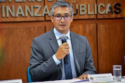 Tras la salida de Espinoza, sugieren un ministro titular de Economía que dé continuidad al acuerdo con el FMI
