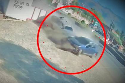 Video: Vehículos chocan y salen de la vía arrollando a un adolescente que iba a su colegio