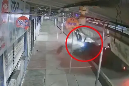 Cámara captó el momento exacto en el que un delivery es impactado por un vehículo provocando su muerte