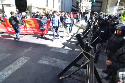 Las marchas de maestros, mineros y la COB colapsan el centro de La Paz y cercan la plaza Murillo 