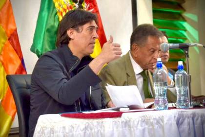 Gobierno convoca a la Confederación de Choferes para dialogar el martes