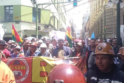 Con el estruendo de dinamitas, la marcha de la COB llega a la Plaza Murillo; la Policía resguarda el Legislativo