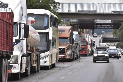 “Nos han mentido a todos”: Transporte pesado amenaza con no pagar peajes ante la falta de combustible 