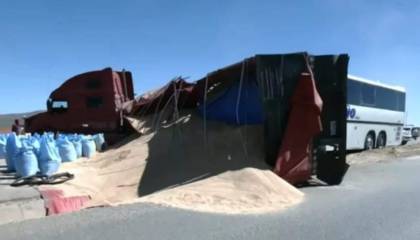 “La desesperación era salir del bus”: viajeros relatan el choque entre una flota y un camión en la vía La Paz –Oruro
