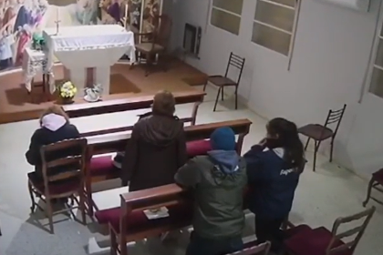 Video: Fingieron ser devotos para robar en plena misa
