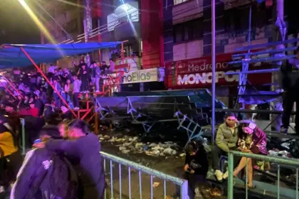 Video: Una gradería colapsó en el recorrido de la fiesta de Urkupiña 