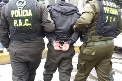 Dos falsos policías con 25 antecedentes penales reciben detención domiciliaria en El Alto