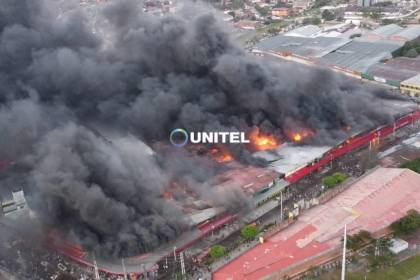 Imágenes aéreas reflejan la dimensión del voraz incendio que afecta a la Feria Barrio Lindo