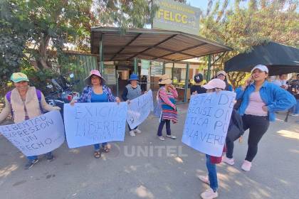 Audiencia de Ruth Nina: Evistas instalan vigilia afuera de la Felcc de Cochabamba