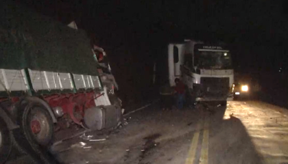 Camiones chocan de frente y afectan a un bus con pasajeros en la ruta nueva Cochabamba – Santa Cruz